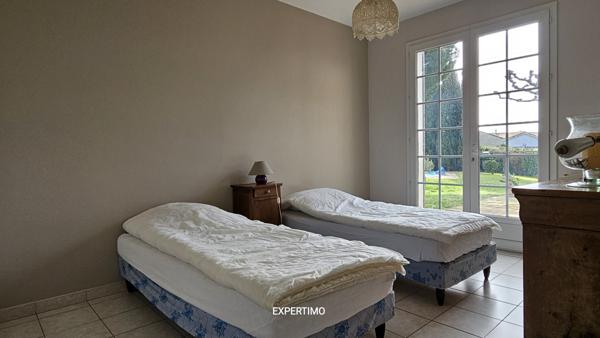 Tonneins (47400) Superbe maison de 5 chambres, 220m², Immense sous sol, parc clos de mur avec piscine