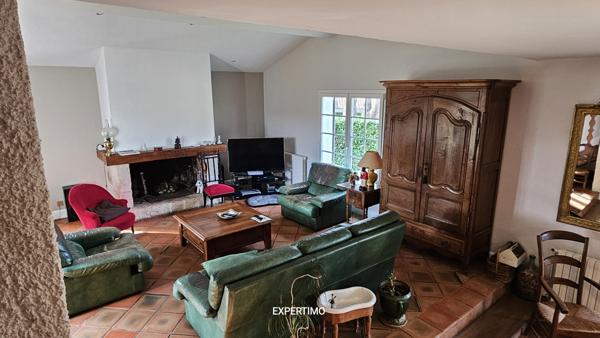 Tonneins (47400) Superbe maison de 5 chambres, 220m², Immense sous sol, parc clos de mur avec piscine