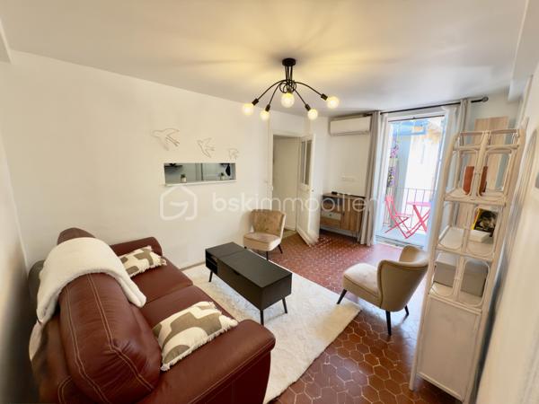 En plein centre de Nice, dans le quartier le plus vivant et touristique de la ville, découvrez ce havre de paix, au calme absolu, situé au 3e étage sans ascenseur d’une toute petite copropriété, à quelques minutes à pied seulement de la plage et de la place Masséna.

D’une surface de 36 m², ce bien a été entièrement rénové avec goût :

Tommettes provençales au sol
Récente rénovation avec isolation des Murs et Climatisation réversible
Exposition sud-ouest, offrant une belle luminosité tout au long de la journée
Il se compose de :
Un espace séjour ouvrant sur un rare balcon de 2 m², assez profond pour y prendre ses repas
Un espace chambre distinct
Une cuisine fermée entièrement équipée
Une salle de douche à l’italienne
Un WC séparé avec un deuxième lavabo

Les atouts :

Situation exceptionnelle dans une rue piétonne animée mais logement au calme total
À proximité immédiate de la mer,  des commerces et des restaurants
Charges faibles, pas de procédure en cours

Idéal pour un investisseur en location saisonnière (secteur très demandé), ou un pied-à-terre de charme à Nice.