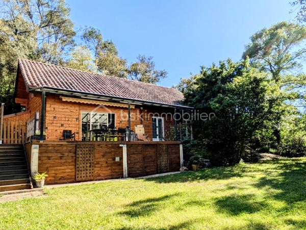 Située dans un environnement paisible et verdoyant, cette maison de 130 m² vous séduira par ses volumes, son agencement fonctionnel et son extérieur généreux. La parcelle d’environ 2000 m² est divisée en deux parties : 1500 m² autour de la maison, et 500 m² supplémentaires accueillant un double hangar de plus de 65 m².

Au rez-de-chaussée, vous trouverez une belle pièce de vie de plus de 40 m², équipée de la climatisation et d’un poêle à granulés, s’ouvrant sur une spacieuse terrasse de 60 m² avec pergola, et une serre attenante. Deux chambres, une salle d’eau, un cellier, complètent cet espace principal.

À l’étage, une mezzanine accueille deux coins nuit, puis un couloir dessert une salle d’eau, un espace nuit supplémentaire et une chambre de 13 m².

À l’extérieur, vous profiterez d’une piscine hors sol (7,5 x 3,5 m) avec terrasse bois, d’un terrain de pétanque, et d’un environnement calme, bordé par une rivière en contrebas. Sous la terrasse, une cave à vin isolée d’environ 16 m² complète ce bien.

Cette maison est une véritable maison familiale et de vacances...n'attendez plus, votre coup de coeur est à porté de mains.