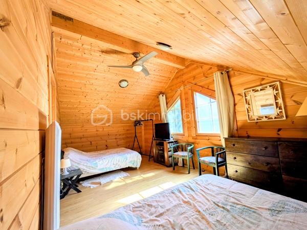 Située dans un environnement paisible et verdoyant, cette maison de 130 m² vous séduira par ses volumes, son agencement fonctionnel et son extérieur généreux. La parcelle d’environ 2000 m² est divisée en deux parties : 1500 m² autour de la maison, et 500 m² supplémentaires accueillant un double hangar de plus de 65 m².

Au rez-de-chaussée, vous trouverez une belle pièce de vie de plus de 40 m², équipée de la climatisation et d’un poêle à granulés, s’ouvrant sur une spacieuse terrasse de 60 m² avec pergola, et une serre attenante. Deux chambres, une salle d’eau, un cellier, complètent cet espace principal.

À l’étage, une mezzanine accueille deux coins nuit, puis un couloir dessert une salle d’eau, un espace nuit supplémentaire et une chambre de 13 m².

À l’extérieur, vous profiterez d’une piscine hors sol (7,5 x 3,5 m) avec terrasse bois, d’un terrain de pétanque, et d’un environnement calme, bordé par une rivière en contrebas. Sous la terrasse, une cave à vin isolée d’environ 16 m² complète ce bien.

Cette maison est une véritable maison familiale et de vacances...n'attendez plus, votre coup de coeur est à porté de mains.