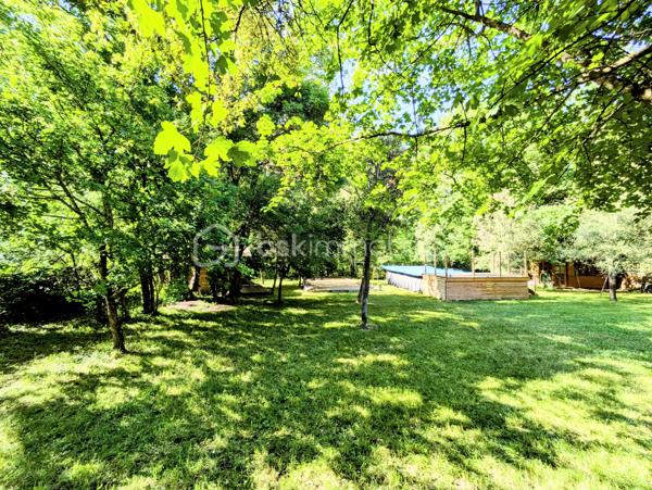 Située dans un environnement paisible et verdoyant, cette maison de 130 m² vous séduira par ses volumes, son agencement fonctionnel et son extérieur généreux. La parcelle d’environ 2000 m² est divisée en deux parties : 1500 m² autour de la maison, et 500 m² supplémentaires accueillant un double hangar de plus de 65 m².

Au rez-de-chaussée, vous trouverez une belle pièce de vie de plus de 40 m², équipée de la climatisation et d’un poêle à granulés, s’ouvrant sur une spacieuse terrasse de 60 m² avec pergola, et une serre attenante. Deux chambres, une salle d’eau, un cellier, complètent cet espace principal.

À l’étage, une mezzanine accueille deux coins nuit, puis un couloir dessert une salle d’eau, un espace nuit supplémentaire et une chambre de 13 m².

À l’extérieur, vous profiterez d’une piscine hors sol (7,5 x 3,5 m) avec terrasse bois, d’un terrain de pétanque, et d’un environnement calme, bordé par une rivière en contrebas. Sous la terrasse, une cave à vin isolée d’environ 16 m² complète ce bien.

Cette maison est une véritable maison familiale et de vacances...n'attendez plus, votre coup de coeur est à porté de mains.