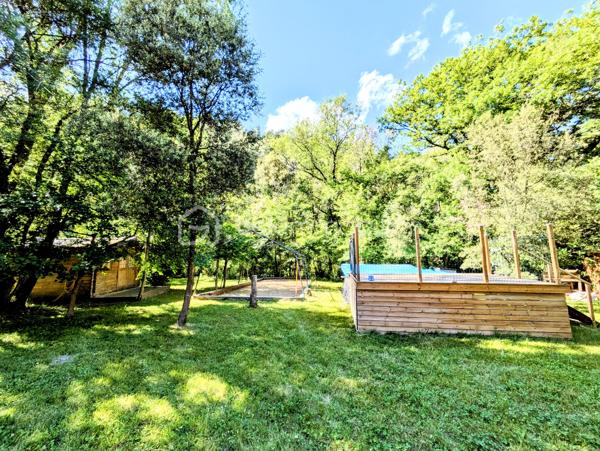 Située dans un environnement paisible et verdoyant, cette maison de 130 m² vous séduira par ses volumes, son agencement fonctionnel et son extérieur généreux. La parcelle d’environ 2000 m² est divisée en deux parties : 1500 m² autour de la maison, et 500 m² supplémentaires accueillant un double hangar de plus de 65 m².

Au rez-de-chaussée, vous trouverez une belle pièce de vie de plus de 40 m², équipée de la climatisation et d’un poêle à granulés, s’ouvrant sur une spacieuse terrasse de 60 m² avec pergola, et une serre attenante. Deux chambres, une salle d’eau, un cellier, complètent cet espace principal.

À l’étage, une mezzanine accueille deux coins nuit, puis un couloir dessert une salle d’eau, un espace nuit supplémentaire et une chambre de 13 m².

À l’extérieur, vous profiterez d’une piscine hors sol (7,5 x 3,5 m) avec terrasse bois, d’un terrain de pétanque, et d’un environnement calme, bordé par une rivière en contrebas. Sous la terrasse, une cave à vin isolée d’environ 16 m² complète ce bien.

Cette maison est une véritable maison familiale et de vacances...n'attendez plus, votre coup de coeur est à porté de mains.