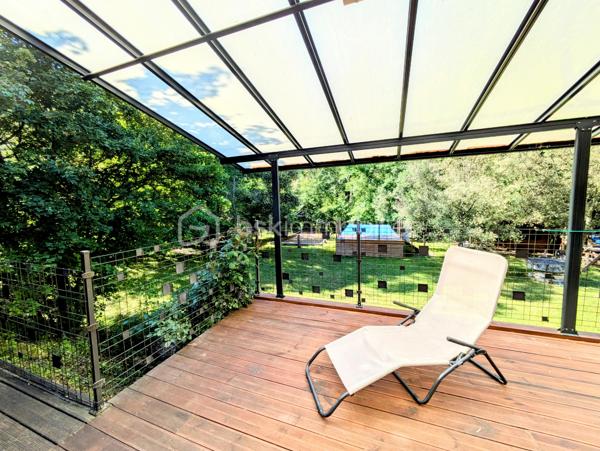 Située dans un environnement paisible et verdoyant, cette maison de 130 m² vous séduira par ses volumes, son agencement fonctionnel et son extérieur généreux. La parcelle d’environ 2000 m² est divisée en deux parties : 1500 m² autour de la maison, et 500 m² supplémentaires accueillant un double hangar de plus de 65 m².

Au rez-de-chaussée, vous trouverez une belle pièce de vie de plus de 40 m², équipée de la climatisation et d’un poêle à granulés, s’ouvrant sur une spacieuse terrasse de 60 m² avec pergola, et une serre attenante. Deux chambres, une salle d’eau, un cellier, complètent cet espace principal.

À l’étage, une mezzanine accueille deux coins nuit, puis un couloir dessert une salle d’eau, un espace nuit supplémentaire et une chambre de 13 m².

À l’extérieur, vous profiterez d’une piscine hors sol (7,5 x 3,5 m) avec terrasse bois, d’un terrain de pétanque, et d’un environnement calme, bordé par une rivière en contrebas. Sous la terrasse, une cave à vin isolée d’environ 16 m² complète ce bien.

Cette maison est une véritable maison familiale et de vacances...n'attendez plus, votre coup de coeur est à porté de mains.