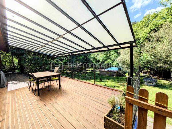 Située dans un environnement paisible et verdoyant, cette maison de 130 m² vous séduira par ses volumes, son agencement fonctionnel et son extérieur généreux. La parcelle d’environ 2000 m² est divisée en deux parties : 1500 m² autour de la maison, et 500 m² supplémentaires accueillant un double hangar de plus de 65 m².

Au rez-de-chaussée, vous trouverez une belle pièce de vie de plus de 40 m², équipée de la climatisation et d’un poêle à granulés, s’ouvrant sur une spacieuse terrasse de 60 m² avec pergola, et une serre attenante. Deux chambres, une salle d’eau, un cellier, complètent cet espace principal.

À l’étage, une mezzanine accueille deux coins nuit, puis un couloir dessert une salle d’eau, un espace nuit supplémentaire et une chambre de 13 m².

À l’extérieur, vous profiterez d’une piscine hors sol (7,5 x 3,5 m) avec terrasse bois, d’un terrain de pétanque, et d’un environnement calme, bordé par une rivière en contrebas. Sous la terrasse, une cave à vin isolée d’environ 16 m² complète ce bien.

Cette maison est une véritable maison familiale et de vacances...n'attendez plus, votre coup de coeur est à porté de mains.