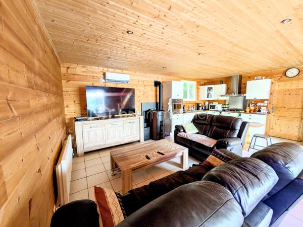 Située dans un environnement paisible et verdoyant, cette maison de 130 m² vous séduira par ses volumes, son agencement fonctionnel et son extérieur généreux. La parcelle d’environ 2000 m² est divisée en deux parties : 1500 m² autour de la maison, et 500 m² supplémentaires accueillant un double hangar de plus de 65 m².

Au rez-de-chaussée, vous trouverez une belle pièce de vie de plus de 40 m², équipée de la climatisation et d’un poêle à granulés, s’ouvrant sur une spacieuse terrasse de 60 m² avec pergola, et une serre attenante. Deux chambres, une salle d’eau, un cellier, complètent cet espace principal.

À l’étage, une mezzanine accueille deux coins nuit, puis un couloir dessert une salle d’eau, un espace nuit supplémentaire et une chambre de 13 m².

À l’extérieur, vous profiterez d’une piscine hors sol (7,5 x 3,5 m) avec terrasse bois, d’un terrain de pétanque, et d’un environnement calme, bordé par une rivière en contrebas. Sous la terrasse, une cave à vin isolée d’environ 16 m² complète ce bien.

Cette maison est une véritable maison familiale et de vacances...n'attendez plus, votre coup de coeur est à porté de mains.