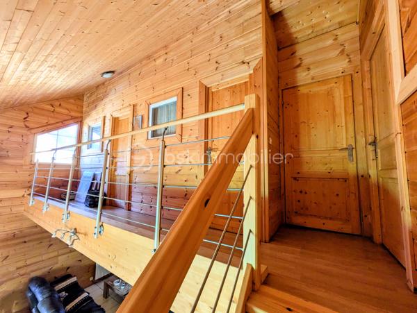 Située dans un environnement paisible et verdoyant, cette maison de 130 m² vous séduira par ses volumes, son agencement fonctionnel et son extérieur généreux. La parcelle d’environ 2000 m² est divisée en deux parties : 1500 m² autour de la maison, et 500 m² supplémentaires accueillant un double hangar de plus de 65 m².

Au rez-de-chaussée, vous trouverez une belle pièce de vie de plus de 40 m², équipée de la climatisation et d’un poêle à granulés, s’ouvrant sur une spacieuse terrasse de 60 m² avec pergola, et une serre attenante. Deux chambres, une salle d’eau, un cellier, complètent cet espace principal.

À l’étage, une mezzanine accueille deux coins nuit, puis un couloir dessert une salle d’eau, un espace nuit supplémentaire et une chambre de 13 m².

À l’extérieur, vous profiterez d’une piscine hors sol (7,5 x 3,5 m) avec terrasse bois, d’un terrain de pétanque, et d’un environnement calme, bordé par une rivière en contrebas. Sous la terrasse, une cave à vin isolée d’environ 16 m² complète ce bien.

Cette maison est une véritable maison familiale et de vacances...n'attendez plus, votre coup de coeur est à porté de mains.