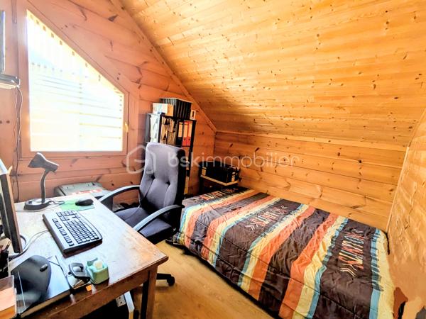 Située dans un environnement paisible et verdoyant, cette maison de 130 m² vous séduira par ses volumes, son agencement fonctionnel et son extérieur généreux. La parcelle d’environ 2000 m² est divisée en deux parties : 1500 m² autour de la maison, et 500 m² supplémentaires accueillant un double hangar de plus de 65 m².

Au rez-de-chaussée, vous trouverez une belle pièce de vie de plus de 40 m², équipée de la climatisation et d’un poêle à granulés, s’ouvrant sur une spacieuse terrasse de 60 m² avec pergola, et une serre attenante. Deux chambres, une salle d’eau, un cellier, complètent cet espace principal.

À l’étage, une mezzanine accueille deux coins nuit, puis un couloir dessert une salle d’eau, un espace nuit supplémentaire et une chambre de 13 m².

À l’extérieur, vous profiterez d’une piscine hors sol (7,5 x 3,5 m) avec terrasse bois, d’un terrain de pétanque, et d’un environnement calme, bordé par une rivière en contrebas. Sous la terrasse, une cave à vin isolée d’environ 16 m² complète ce bien.

Cette maison est une véritable maison familiale et de vacances...n'attendez plus, votre coup de coeur est à porté de mains.