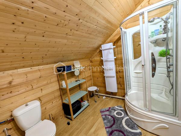 Située dans un environnement paisible et verdoyant, cette maison de 130 m² vous séduira par ses volumes, son agencement fonctionnel et son extérieur généreux. La parcelle d’environ 2000 m² est divisée en deux parties : 1500 m² autour de la maison, et 500 m² supplémentaires accueillant un double hangar de plus de 65 m².

Au rez-de-chaussée, vous trouverez une belle pièce de vie de plus de 40 m², équipée de la climatisation et d’un poêle à granulés, s’ouvrant sur une spacieuse terrasse de 60 m² avec pergola, et une serre attenante. Deux chambres, une salle d’eau, un cellier, complètent cet espace principal.

À l’étage, une mezzanine accueille deux coins nuit, puis un couloir dessert une salle d’eau, un espace nuit supplémentaire et une chambre de 13 m².

À l’extérieur, vous profiterez d’une piscine hors sol (7,5 x 3,5 m) avec terrasse bois, d’un terrain de pétanque, et d’un environnement calme, bordé par une rivière en contrebas. Sous la terrasse, une cave à vin isolée d’environ 16 m² complète ce bien.

Cette maison est une véritable maison familiale et de vacances...n'attendez plus, votre coup de coeur est à porté de mains.