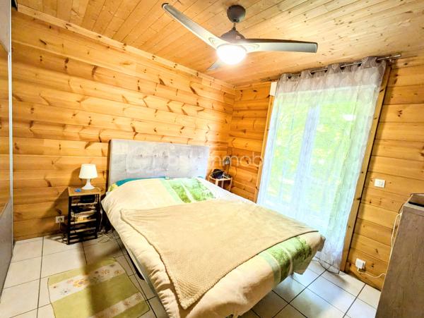 Située dans un environnement paisible et verdoyant, cette maison de 130 m² vous séduira par ses volumes, son agencement fonctionnel et son extérieur généreux. La parcelle d’environ 2000 m² est divisée en deux parties : 1500 m² autour de la maison, et 500 m² supplémentaires accueillant un double hangar de plus de 65 m².

Au rez-de-chaussée, vous trouverez une belle pièce de vie de plus de 40 m², équipée de la climatisation et d’un poêle à granulés, s’ouvrant sur une spacieuse terrasse de 60 m² avec pergola, et une serre attenante. Deux chambres, une salle d’eau, un cellier, complètent cet espace principal.

À l’étage, une mezzanine accueille deux coins nuit, puis un couloir dessert une salle d’eau, un espace nuit supplémentaire et une chambre de 13 m².

À l’extérieur, vous profiterez d’une piscine hors sol (7,5 x 3,5 m) avec terrasse bois, d’un terrain de pétanque, et d’un environnement calme, bordé par une rivière en contrebas. Sous la terrasse, une cave à vin isolée d’environ 16 m² complète ce bien.

Cette maison est une véritable maison familiale et de vacances...n'attendez plus, votre coup de coeur est à porté de mains.
