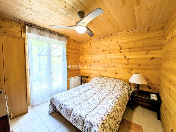 Située dans un environnement paisible et verdoyant, cette maison de 130 m² vous séduira par ses volumes, son agencement fonctionnel et son extérieur généreux. La parcelle d’environ 2000 m² est divisée en deux parties : 1500 m² autour de la maison, et 500 m² supplémentaires accueillant un double hangar de plus de 65 m².

Au rez-de-chaussée, vous trouverez une belle pièce de vie de plus de 40 m², équipée de la climatisation et d’un poêle à granulés, s’ouvrant sur une spacieuse terrasse de 60 m² avec pergola, et une serre attenante. Deux chambres, une salle d’eau, un cellier, complètent cet espace principal.

À l’étage, une mezzanine accueille deux coins nuit, puis un couloir dessert une salle d’eau, un espace nuit supplémentaire et une chambre de 13 m².

À l’extérieur, vous profiterez d’une piscine hors sol (7,5 x 3,5 m) avec terrasse bois, d’un terrain de pétanque, et d’un environnement calme, bordé par une rivière en contrebas. Sous la terrasse, une cave à vin isolée d’environ 16 m² complète ce bien.

Cette maison est une véritable maison familiale et de vacances...n'attendez plus, votre coup de coeur est à porté de mains.