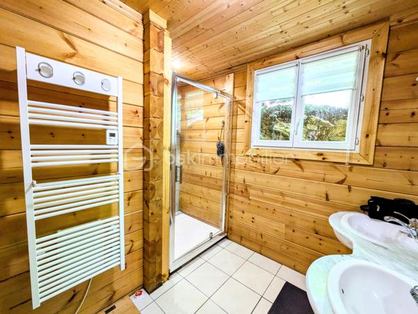 Située dans un environnement paisible et verdoyant, cette maison de 130 m² vous séduira par ses volumes, son agencement fonctionnel et son extérieur généreux. La parcelle d’environ 2000 m² est divisée en deux parties : 1500 m² autour de la maison, et 500 m² supplémentaires accueillant un double hangar de plus de 65 m².

Au rez-de-chaussée, vous trouverez une belle pièce de vie de plus de 40 m², équipée de la climatisation et d’un poêle à granulés, s’ouvrant sur une spacieuse terrasse de 60 m² avec pergola, et une serre attenante. Deux chambres, une salle d’eau, un cellier, complètent cet espace principal.

À l’étage, une mezzanine accueille deux coins nuit, puis un couloir dessert une salle d’eau, un espace nuit supplémentaire et une chambre de 13 m².

À l’extérieur, vous profiterez d’une piscine hors sol (7,5 x 3,5 m) avec terrasse bois, d’un terrain de pétanque, et d’un environnement calme, bordé par une rivière en contrebas. Sous la terrasse, une cave à vin isolée d’environ 16 m² complète ce bien.

Cette maison est une véritable maison familiale et de vacances...n'attendez plus, votre coup de coeur est à porté de mains.