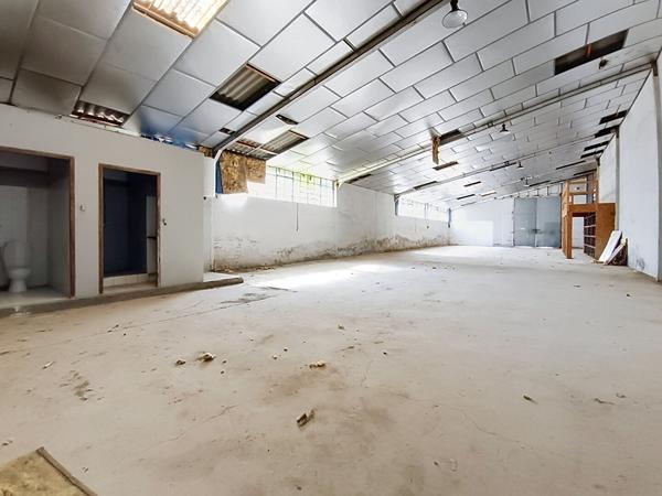 Local d'activité à louer à Cressensac - 970 m2 d'entrepôt - 130 m² de bureaux - parking - Axe Passant