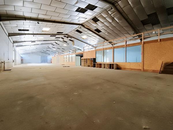 Local d'activité à louer à Cressensac - 970 m2 d'entrepôt - 130 m² de bureaux - parking - Axe Passant