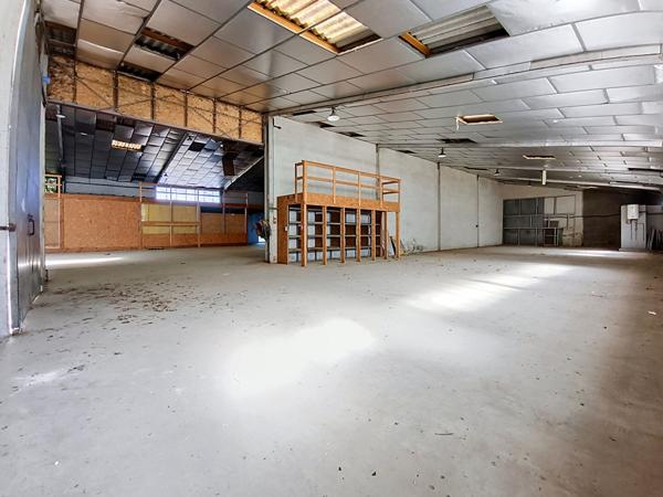 Local d'activité à louer à Cressensac - 970 m2 d'entrepôt - 130 m² de bureaux - parking - Axe Passant