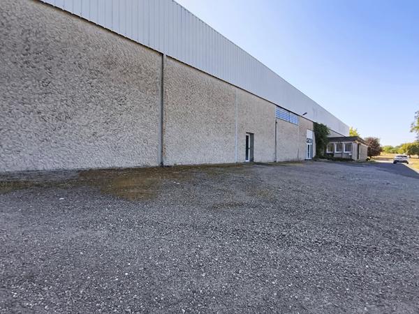 Local d'activité à louer à Cressensac - 970 m2 d'entrepôt - 130 m² de bureaux - parking - Axe Passant