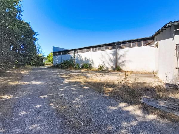 Local d'activité à louer à Cressensac - 970 m2 d'entrepôt - 130 m² de bureaux - parking - Axe Passant