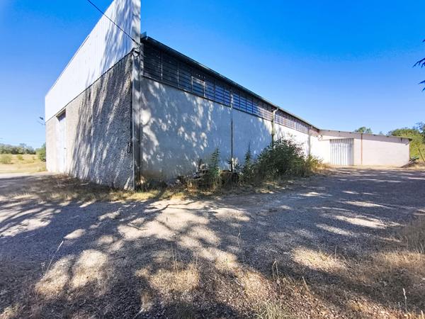 Local d'activité à louer à Cressensac - 970 m2 d'entrepôt - 130 m² de bureaux - parking - Axe Passant