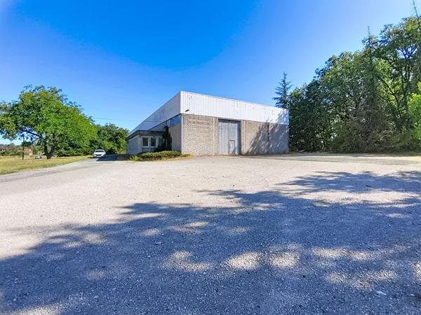Local d'activité à louer à Cressensac - 970 m2 d'entrepôt - 130 m² de bureaux - parking - Axe Passant