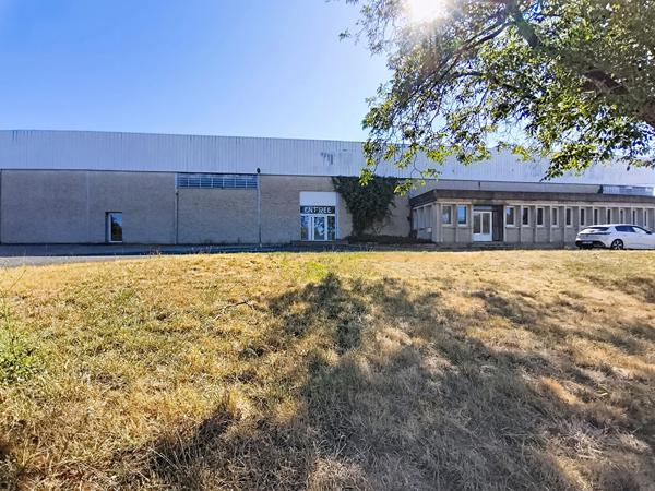 Local d'activité à louer à Cressensac - 970 m2 d'entrepôt - 130 m² de bureaux - parking - Axe Passant