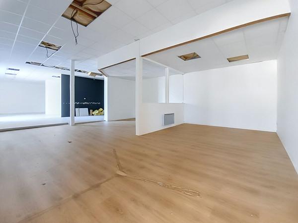 Local d'activité à louer à Cressensac - 970 m2 d'entrepôt - 130 m² de bureaux - parking - Axe Passant