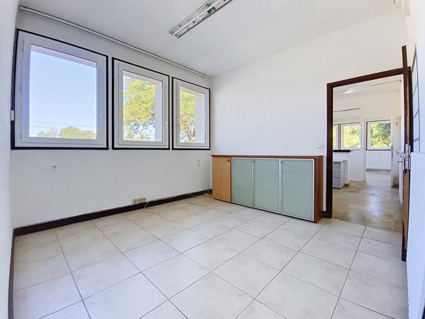 Local d'activité à louer à Cressensac - 970 m2 d'entrepôt - 130 m² de bureaux - parking - Axe Passant