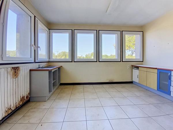 Local d'activité à louer à Cressensac - 970 m2 d'entrepôt - 130 m² de bureaux - parking - Axe Passant
