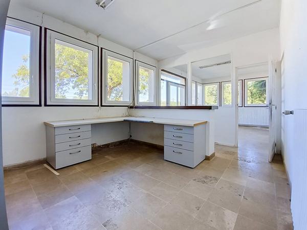 Local d'activité à louer à Cressensac - 970 m2 d'entrepôt - 130 m² de bureaux - parking - Axe Passant
