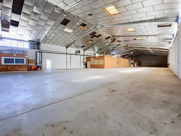 Local d'activité à louer à Cressensac - 970 m2 d'entrepôt - 130 m² de bureaux - parking - Axe Passant
