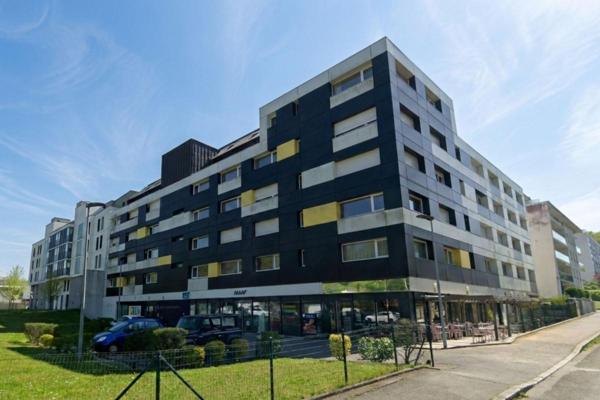 RENNES - T1Bis DUPLEX -  36.61 m2 (42,37m2 au sol) - ATTIQUE - 1 Place de Parking