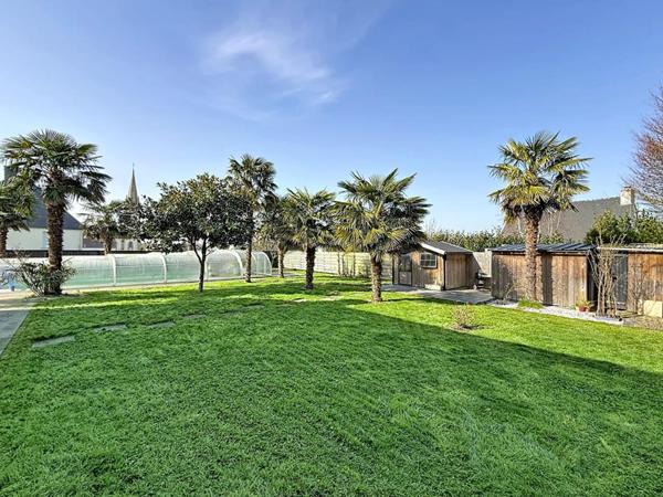 Maison avec piscine. Commerces à pied et cadre privilégié sur 930 m² de terrain. 15 minutes de Vannes