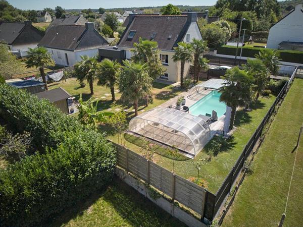 Maison avec piscine. Commerces à pied et cadre privilégié sur 930 m² de terrain. 15 minutes de Vannes