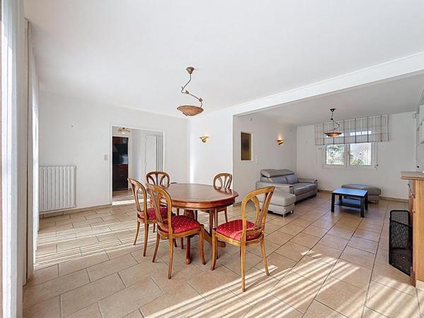 Maison avec piscine. Commerces à pied et cadre privilégié sur 930 m² de terrain. 15 minutes de Vannes