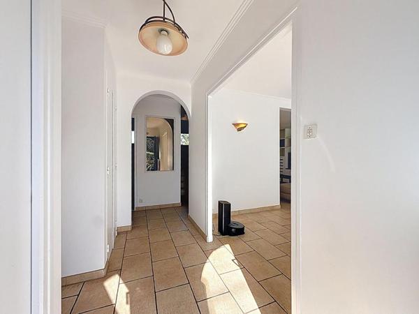 Maison avec piscine. Commerces à pied et cadre privilégié sur 930 m² de terrain. 15 minutes de Vannes