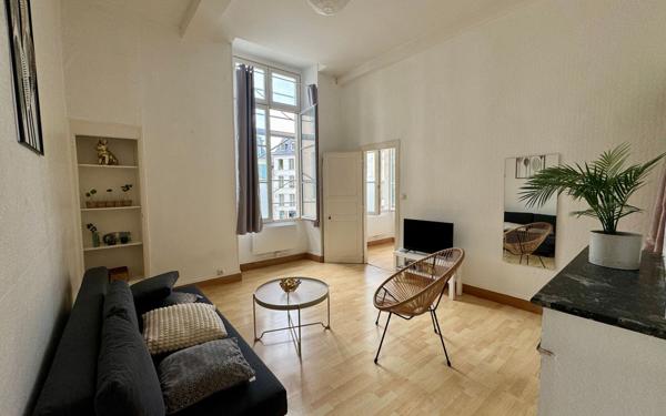 Immeuble à vendre    12 pièces • 410 m2 Pau