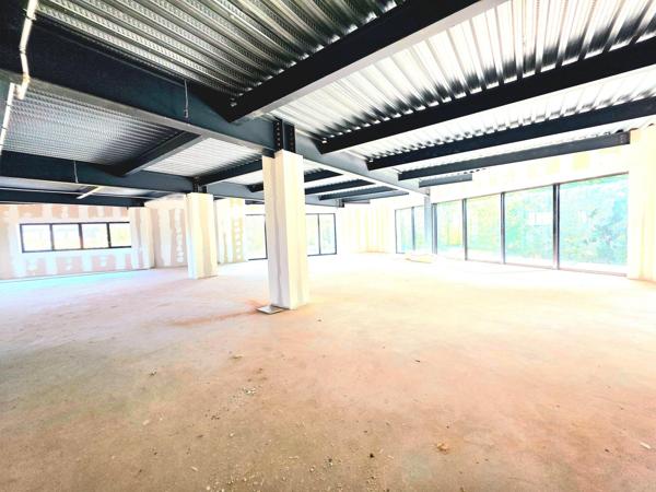 MUR COMMERCIAUX 2500 M2 +5000 M2 TERRAINS