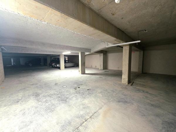 MUR COMMERCIAUX 2500 M2 +5000 M2 TERRAINS