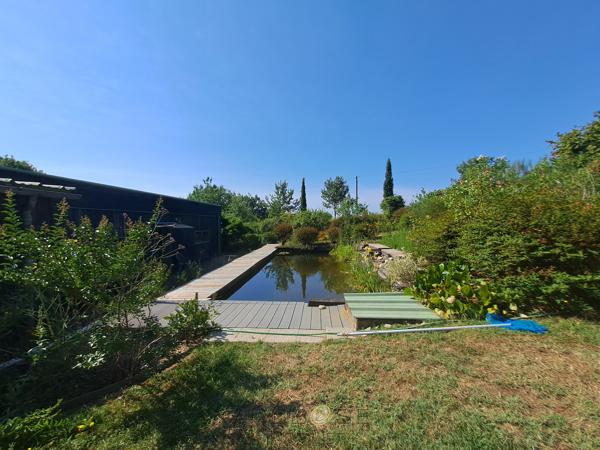Maison bioclimatique à ossature bois, piscine biologique, gîte indépendant et panneaux solaires