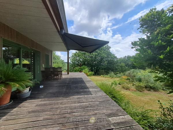 Maison bioclimatique à ossature bois, piscine biologique, gîte indépendant et panneaux solaires