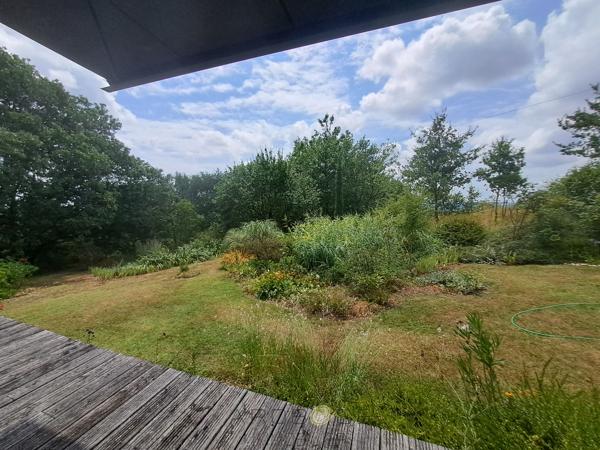 Maison bioclimatique à ossature bois, piscine biologique, gîte indépendant et panneaux solaires