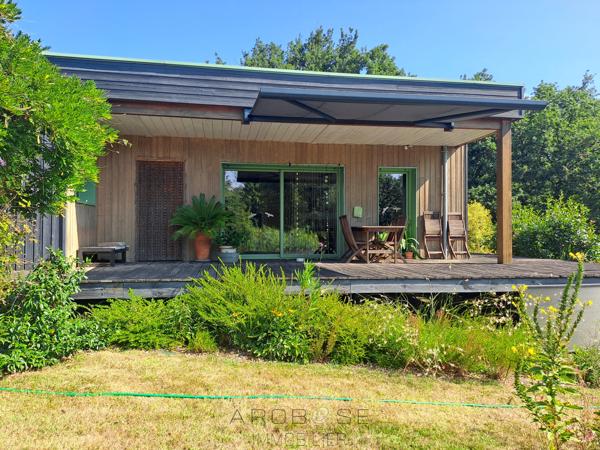Maison bioclimatique à ossature bois, piscine biologique, gîte indépendant et panneaux solaires