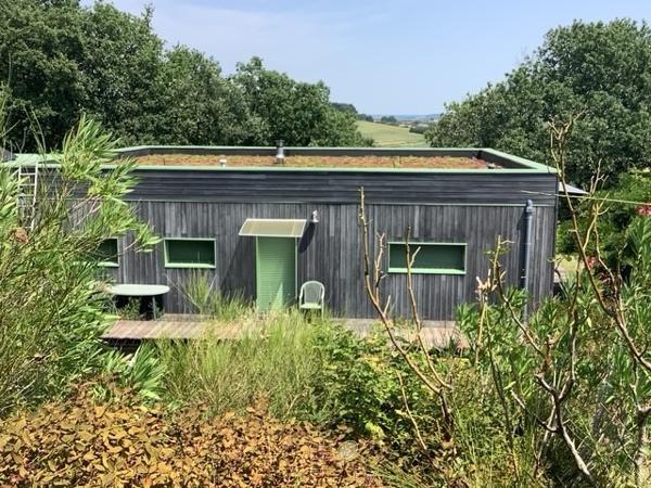 Maison bioclimatique à ossature bois, piscine biologique, gîte indépendant et panneaux solaires
