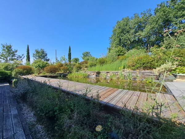 Maison bioclimatique à ossature bois, piscine biologique, gîte indépendant et panneaux solaires