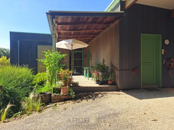 Maison bioclimatique à ossature bois, piscine biologique, gîte indépendant et panneaux solaires
