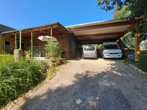 Maison bioclimatique à ossature bois, piscine biologique, gîte indépendant et panneaux solaires