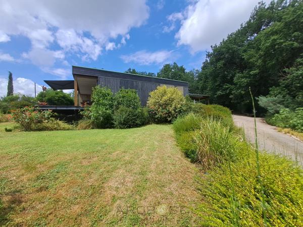 Maison bioclimatique à ossature bois, piscine biologique, gîte indépendant et panneaux solaires