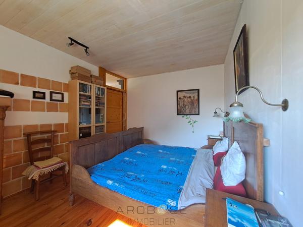 Maison bioclimatique à ossature bois, piscine biologique, gîte indépendant et panneaux solaires