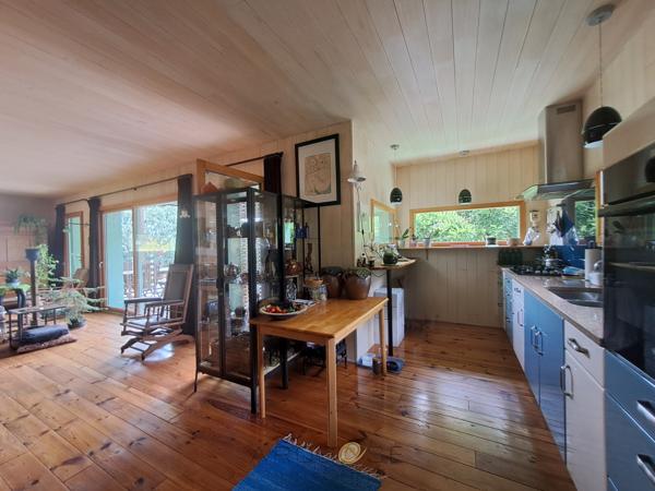 Maison bioclimatique à ossature bois, piscine biologique, gîte indépendant et panneaux solaires