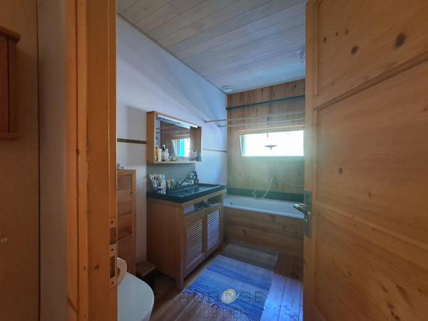 Maison bioclimatique à ossature bois, piscine biologique, gîte indépendant et panneaux solaires