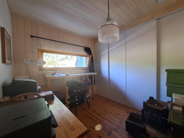 Maison bioclimatique à ossature bois, piscine biologique, gîte indépendant et panneaux solaires